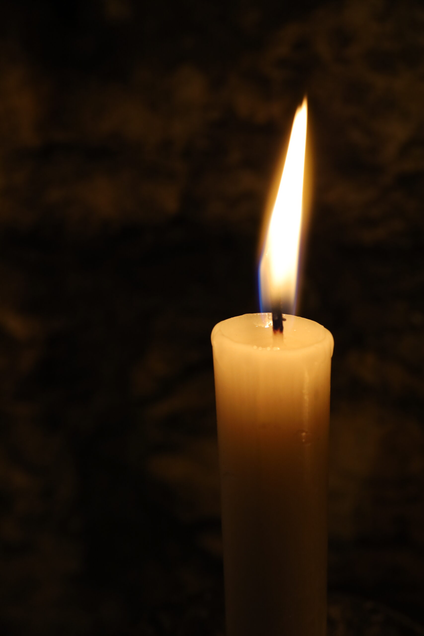 Kerze mit dunklem Hintergtrunf in "Maria End" in Altendorf